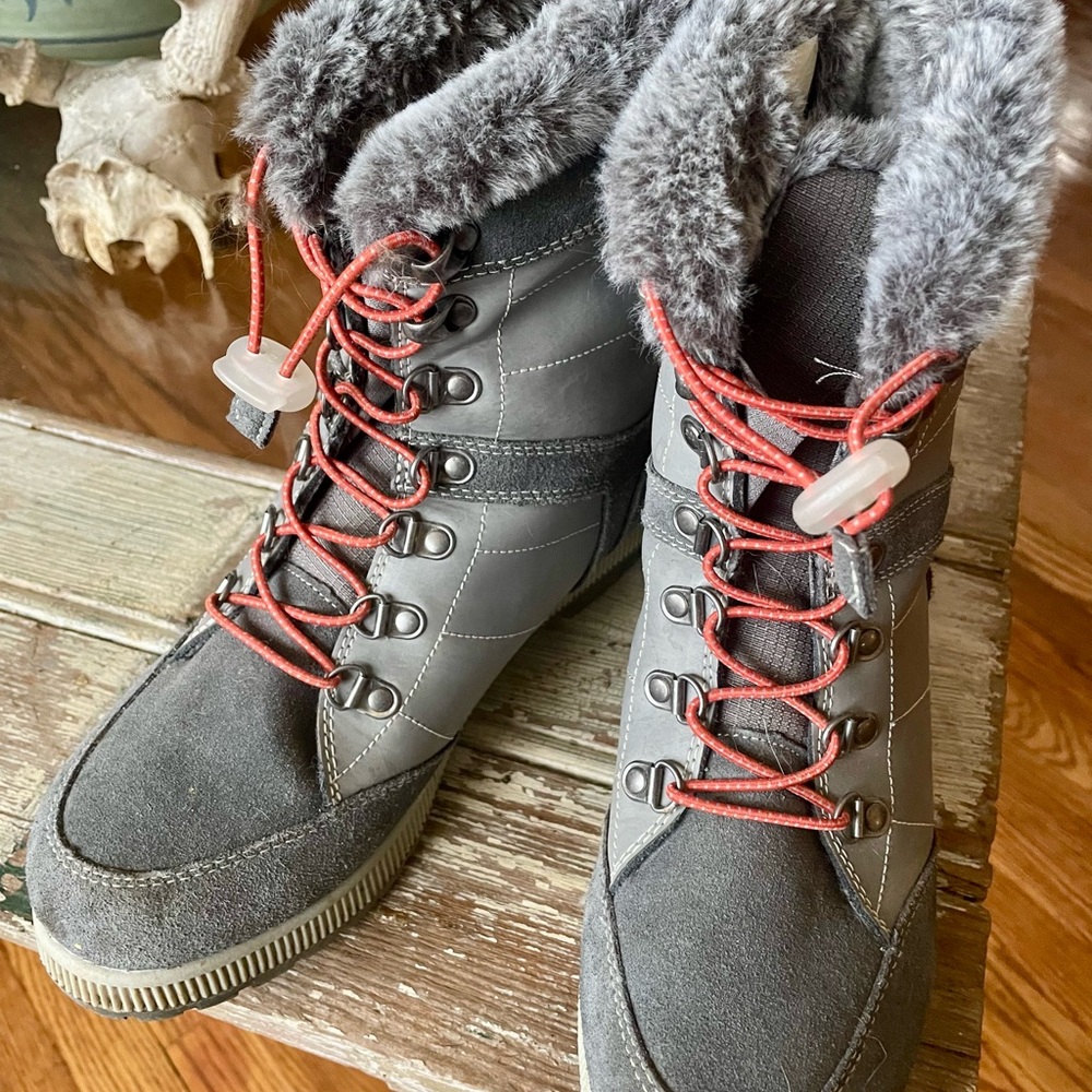 Khombu Women Size 9 Winter Boots with Red Hiking Laces